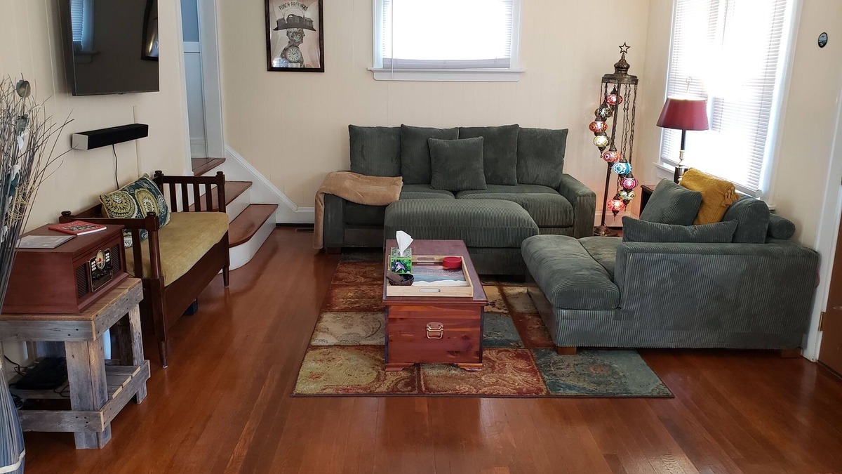 Newport House | Mid to Long-Term Only - Clean, Quiet, Cozy & Fun