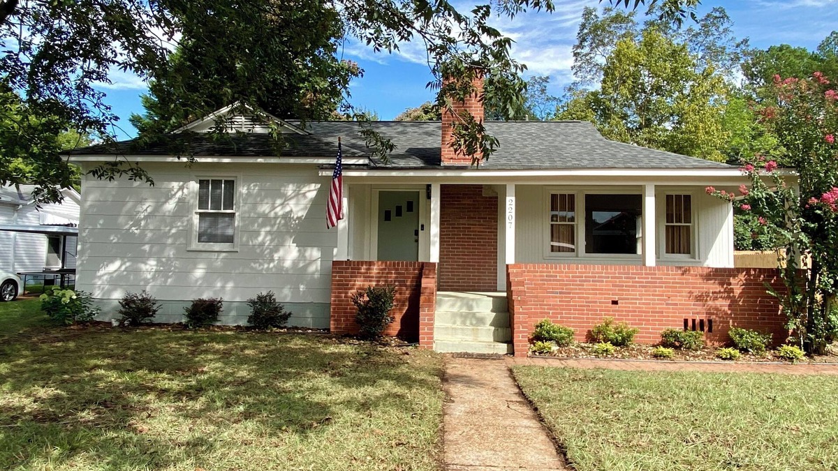 Northport House | Midcentury Bungalow with 3 Bedrooms in downtown Northport, 3 miles from campus