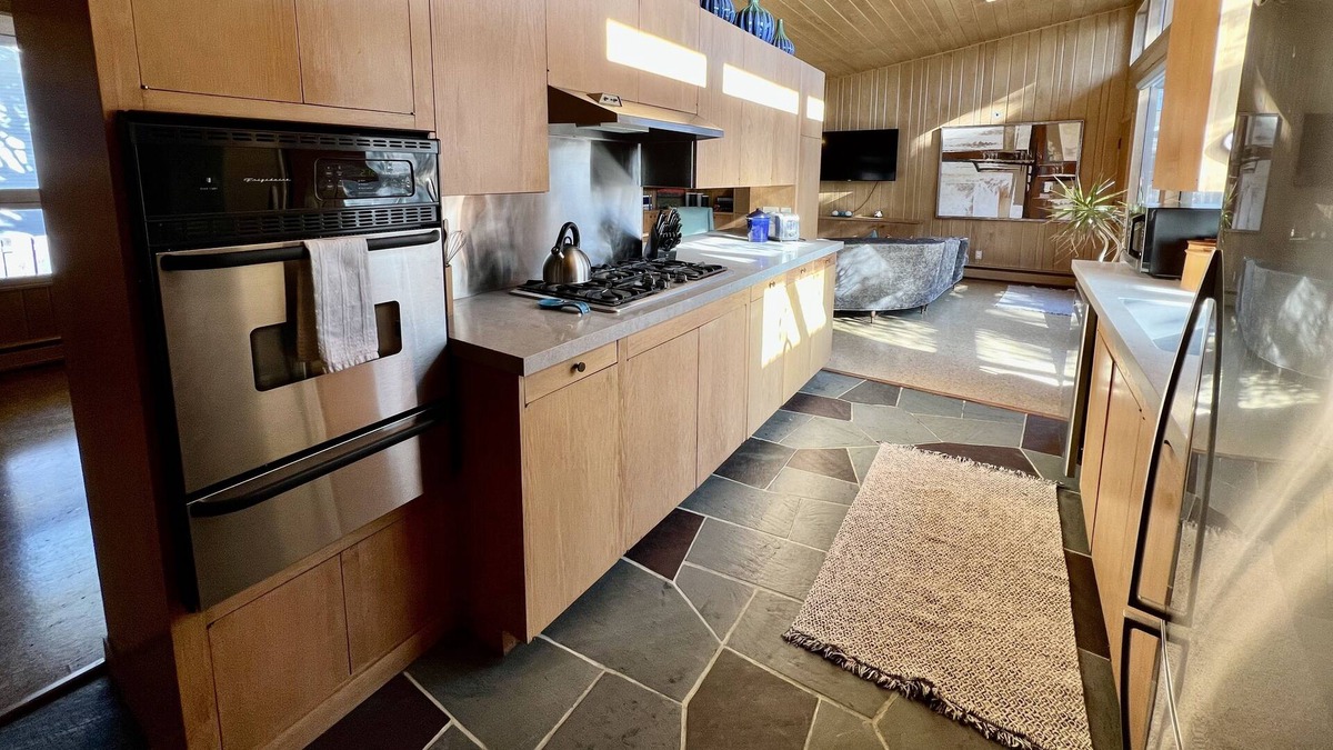 Cedar Falls Ski Chalet | Midcentury Modern Delight - 3 Bedroom in Cedar Falls