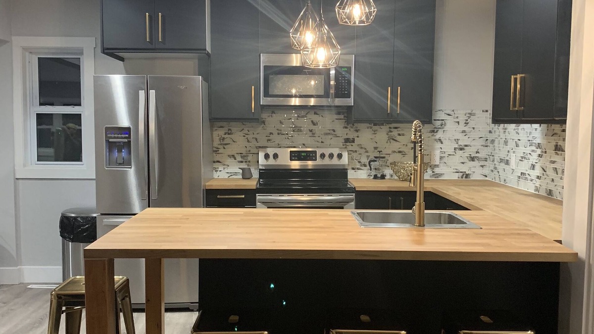 South Bend House | Midcentury Modern Renovation 10 min walk to Notre Dame