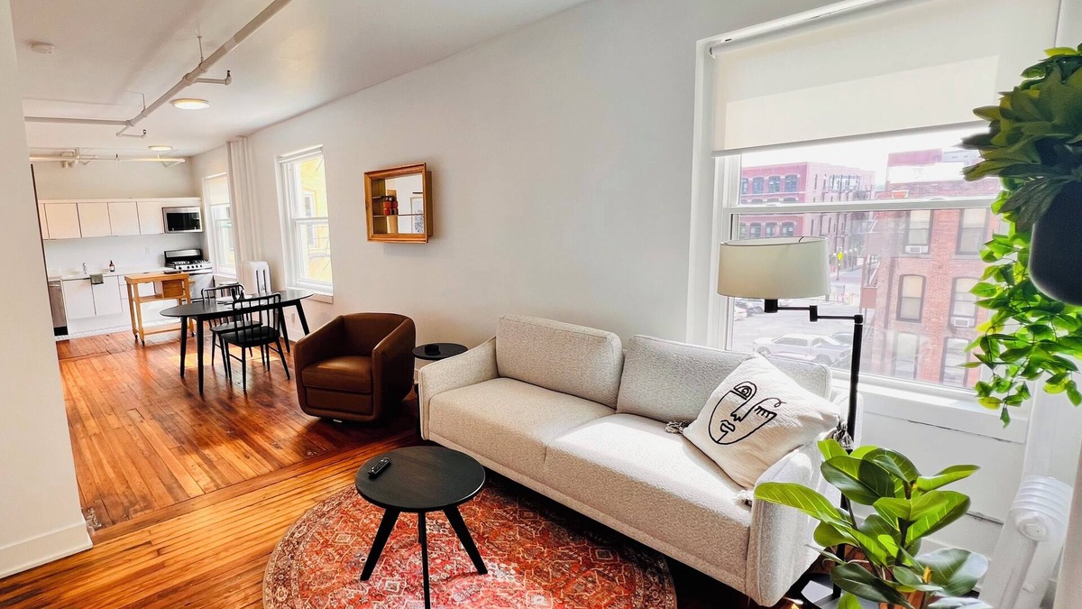 Downtown Des Moines Apartment | Midcentury Unit Downtown Des Moines near Wells Fargo