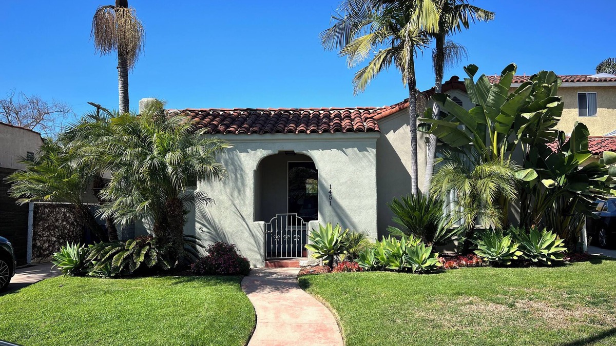 Mid-Wilshire House | MidCity Oasis: Charming 2-br 2-ba house w/porch, fireplace & giant yard!