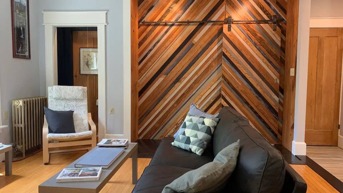Bath House | MIDCOAST, HISTORIC, FRESH. DOWNTOWN BEAUTIFUL BATH with Laundry