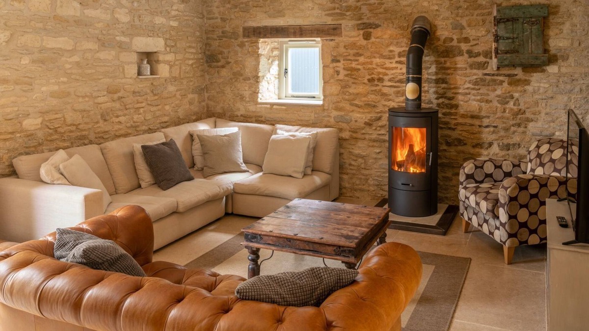 Dyrham Cottage | Middle Barn - sleeps 6 guests in 3 bedrooms