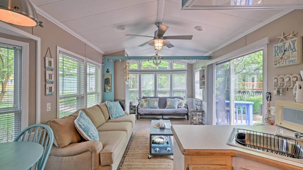 Put-in-Bay Villa | Middle Bass Island Escape: Resort Pool & Bar!