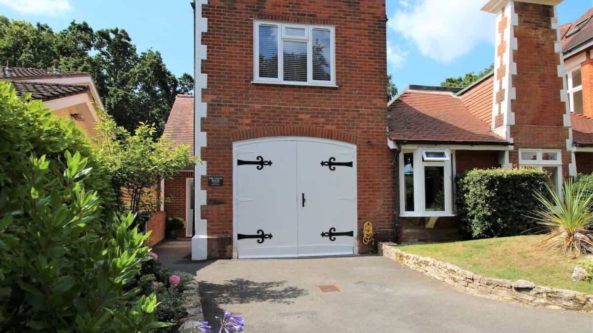 Westbourne Apartment | Middle Chine - Garden and Spacious Living Space