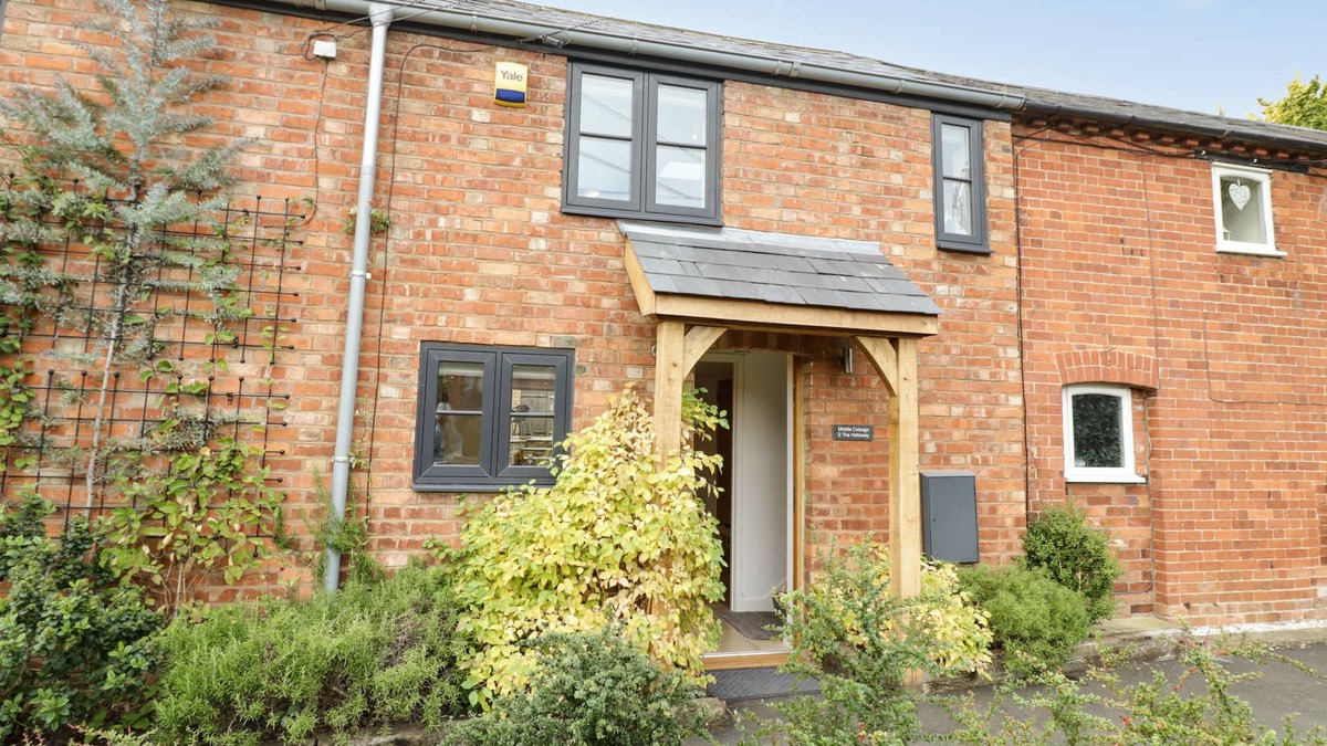 Southam Cottage | MIDDLE COTTAGE, pet friendly, with a garden in Priors Marston