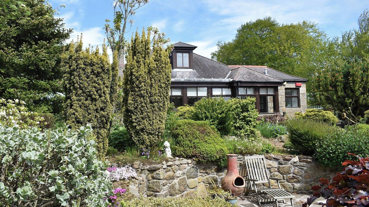 Maud Cottage | Middle Lodge enjoys a rural, south facing setting and is a gardener’s delight.