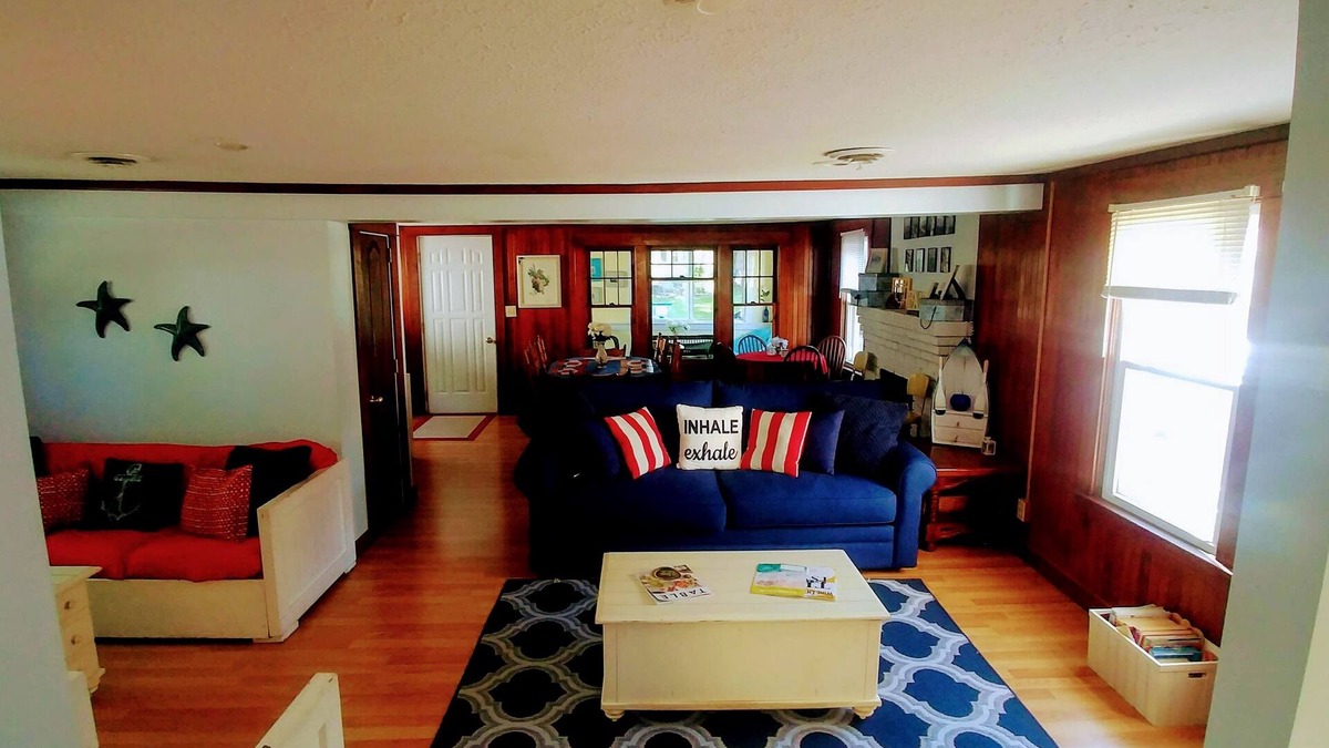 Geneva-on-the-Lake Cottage | Middle of the strip! Lake Escape Cottage, Sleeps 10, Private Lane with Lake View