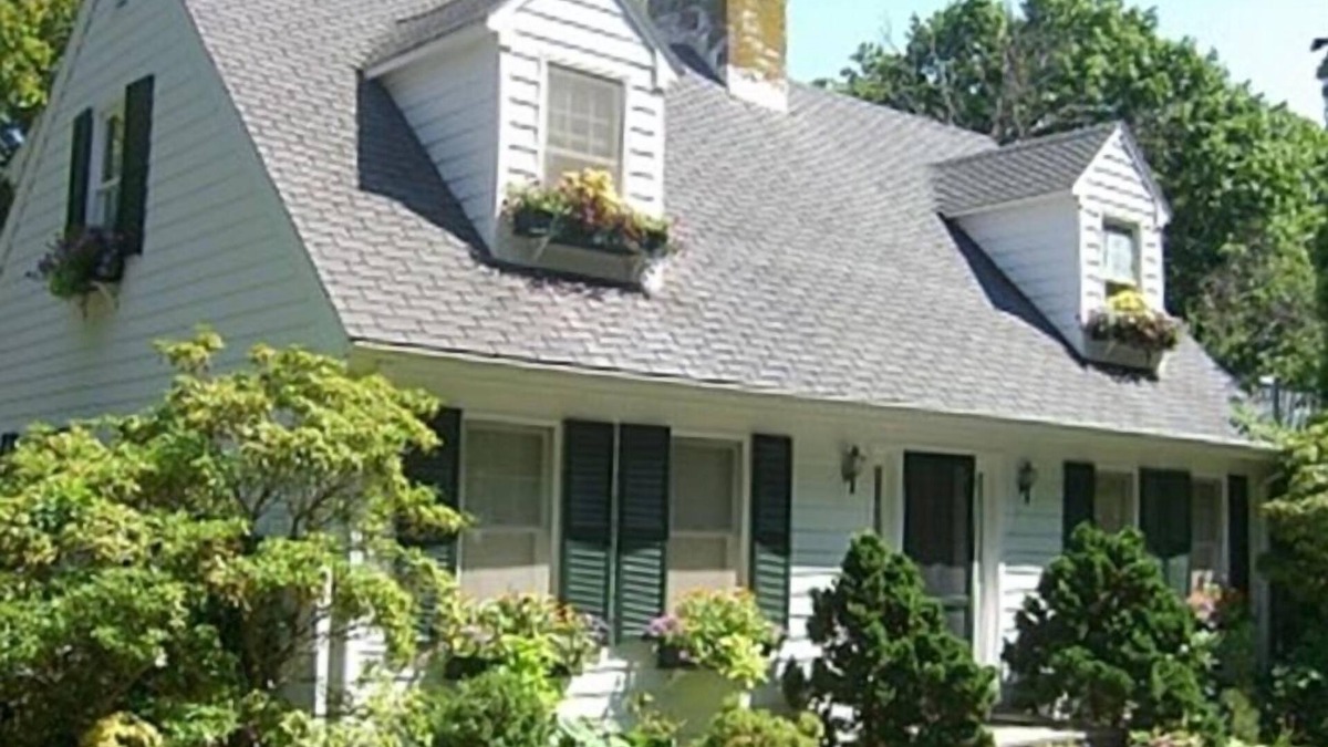 Middletown House | Middletown, Rhode Island: Oceanview, Indian Ave., Near Newport
