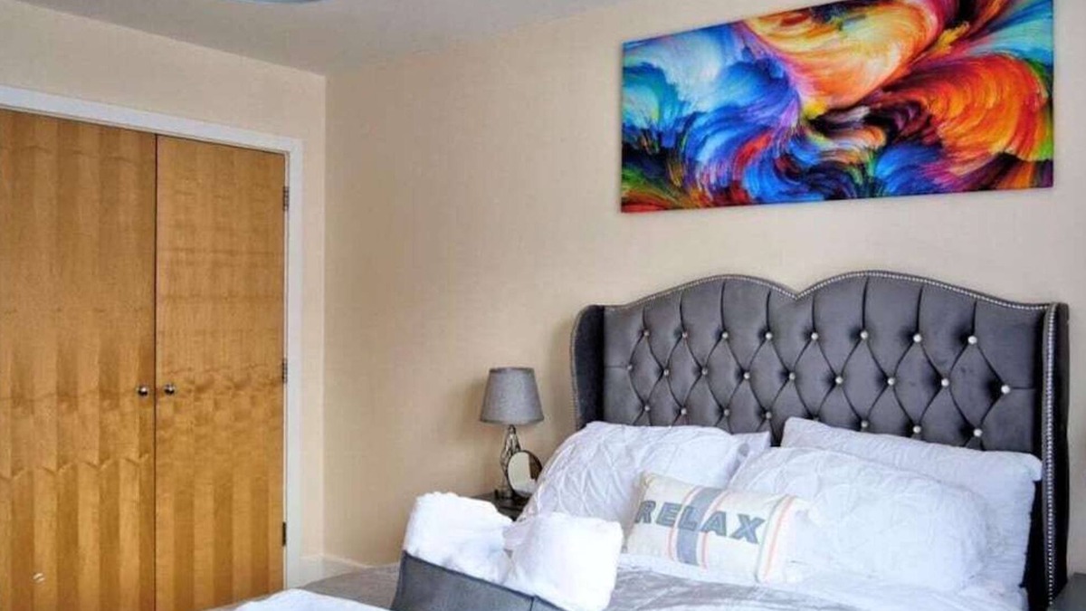 Bletchley Apartment | Mideyah Stays - Comfy 2 Bed