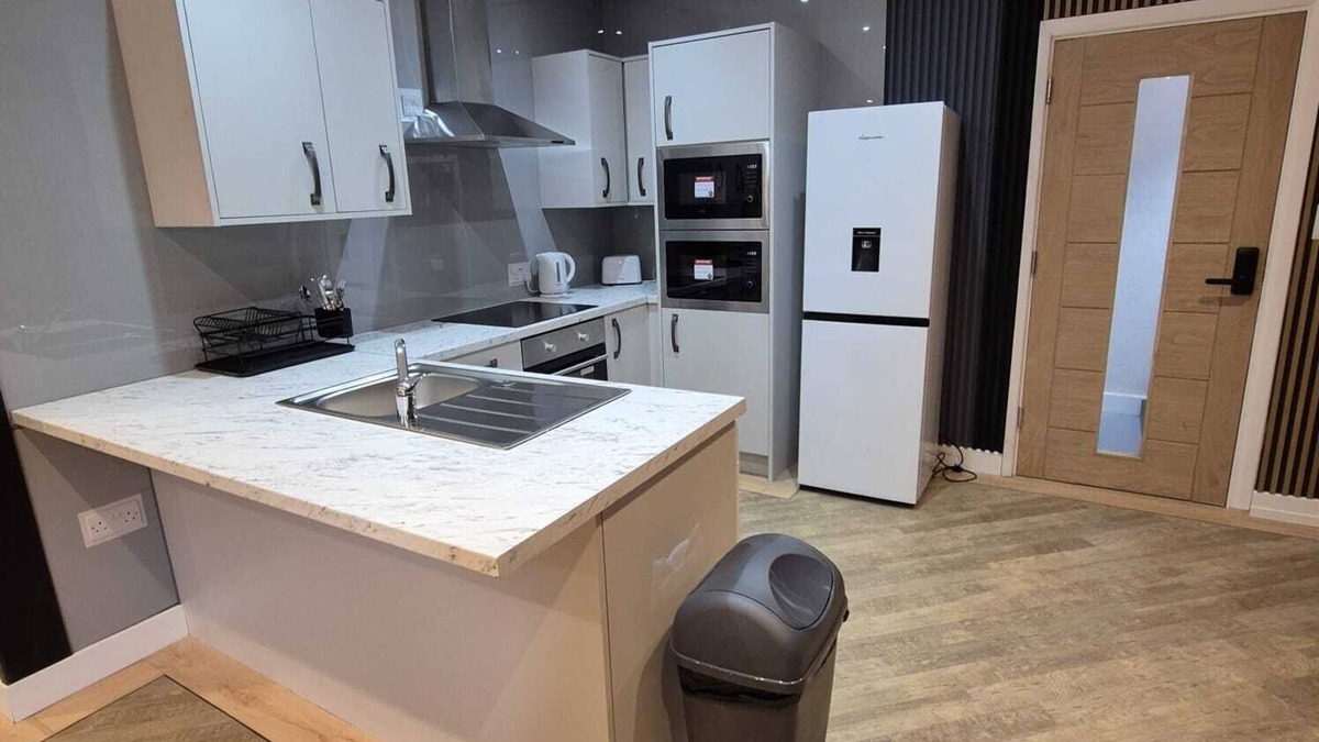 Hull House | Midland Apartment 5