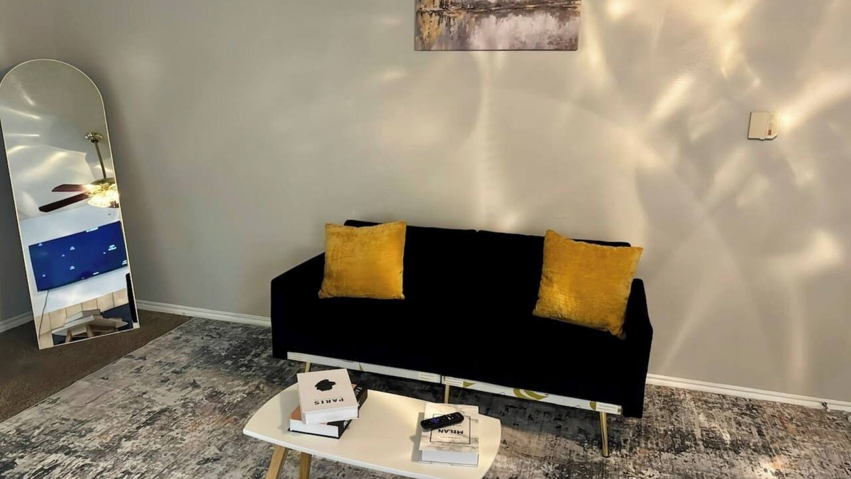 Medical Center District Apartment | Midnight & Gold Retreat/Medical Center & SeaWorld