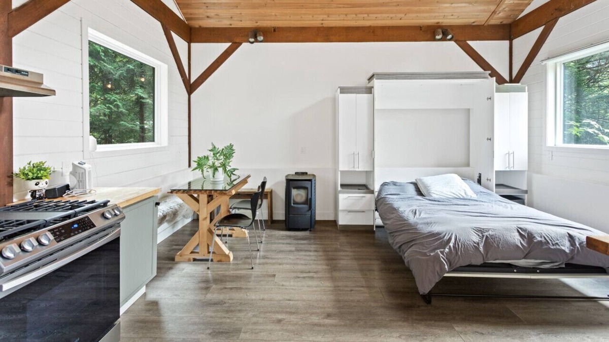 Woodfibre Cabin | Midnight Hideaway: Unique Studio Cabin