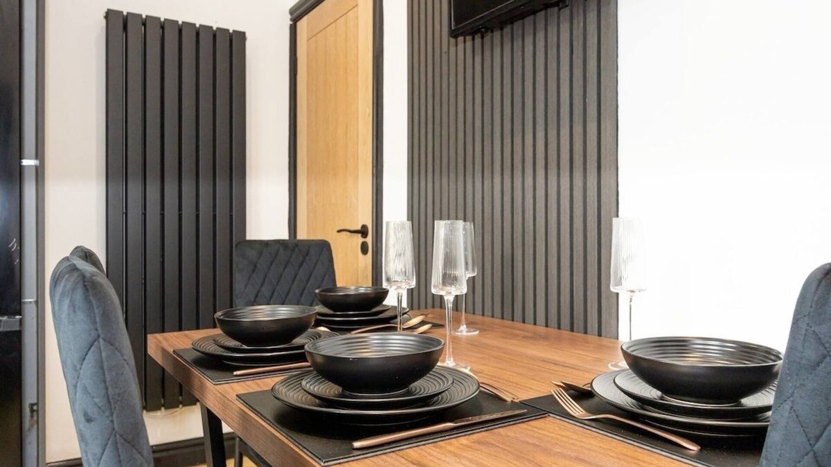 Leigh House | Midnight Manor High Speed Wi-Fi