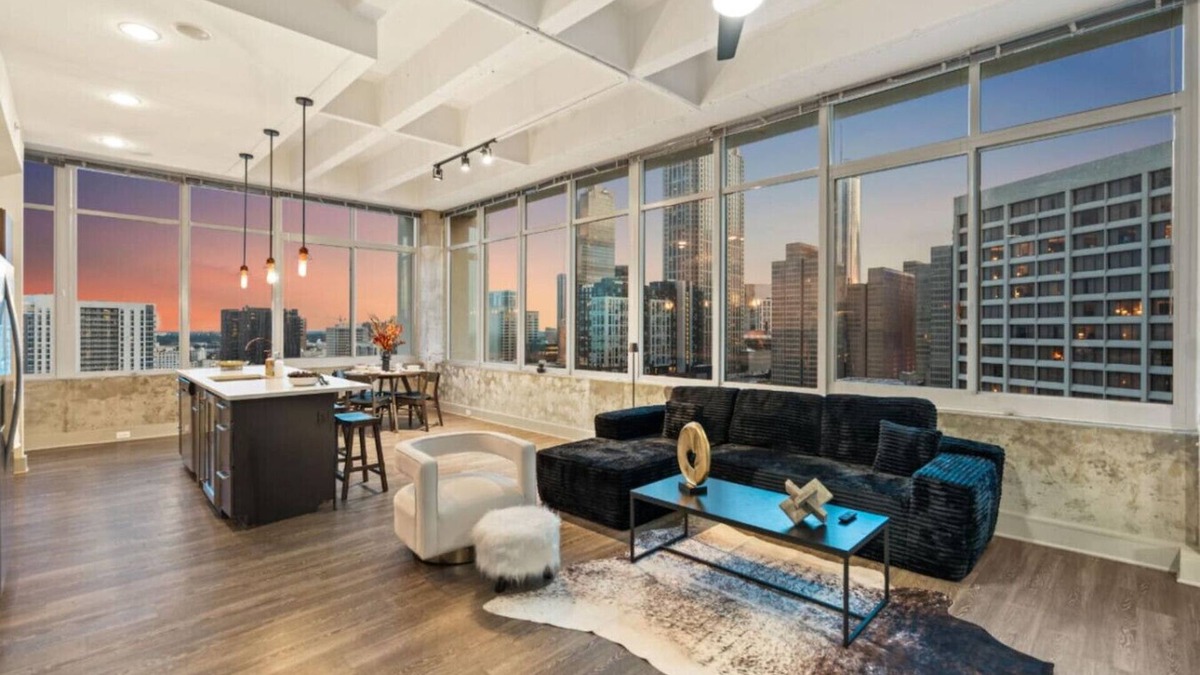 Peachtree Center Apartment | Midnight Magnolia Loft | 1906