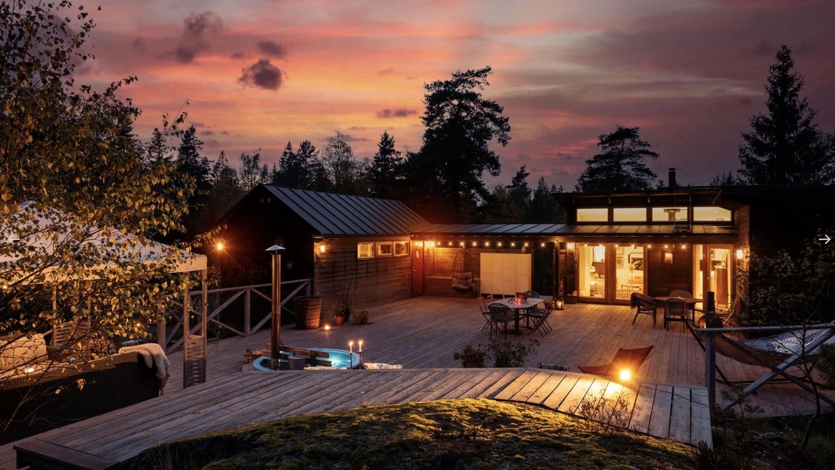 Flemingsberg Villa | Midsummer design dream in forest! Lake, hot tub, privacy & 15 mins to Stockholm
