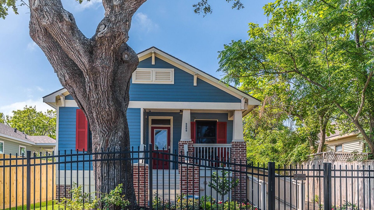 Galveston Cottage | Midtown Location, walk to beach or downtown