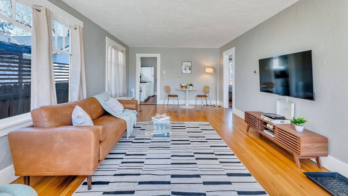 Midtown House | Midtown Mtn Charmer~Pets~BBQ~Fire pit~A+ Walk Score~high speed WiFi~Foosball!
