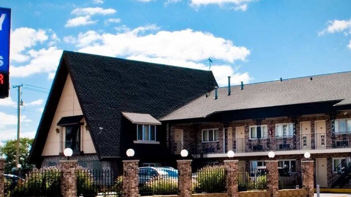 Oak Lawn Hotel | Midway Inn & Suites