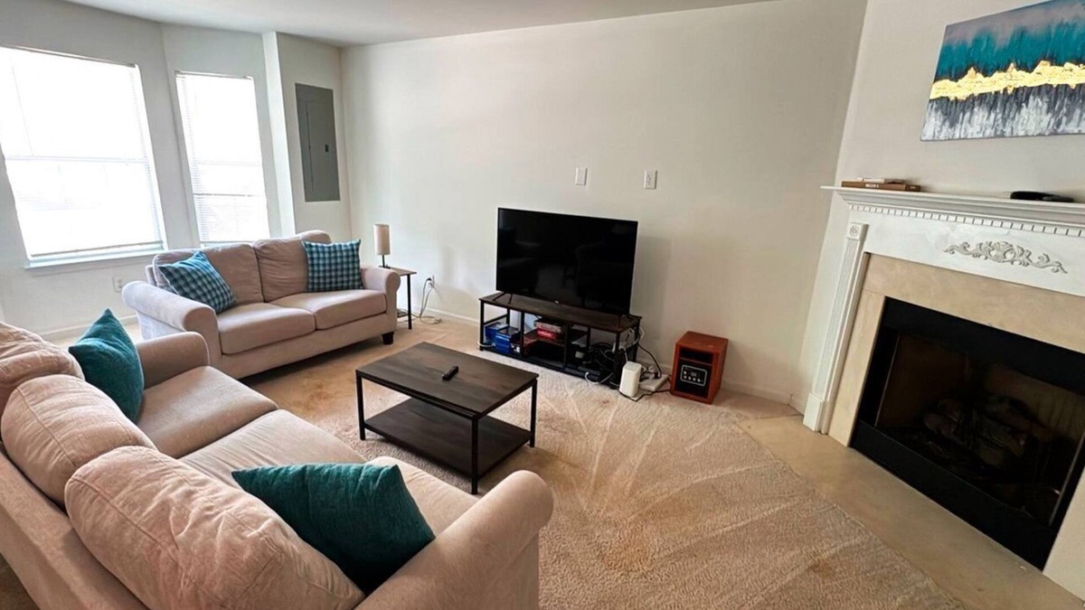 Mableton House | Midweek Pricing! 2BR Retreat w/Deck Near ATL