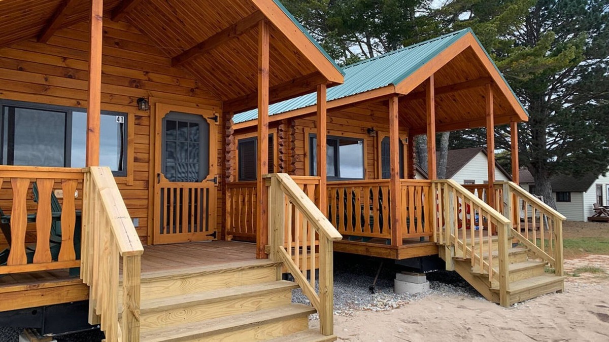 Mackinaw City Cabin | Mighty Mac Bridgeview Cabin 1
