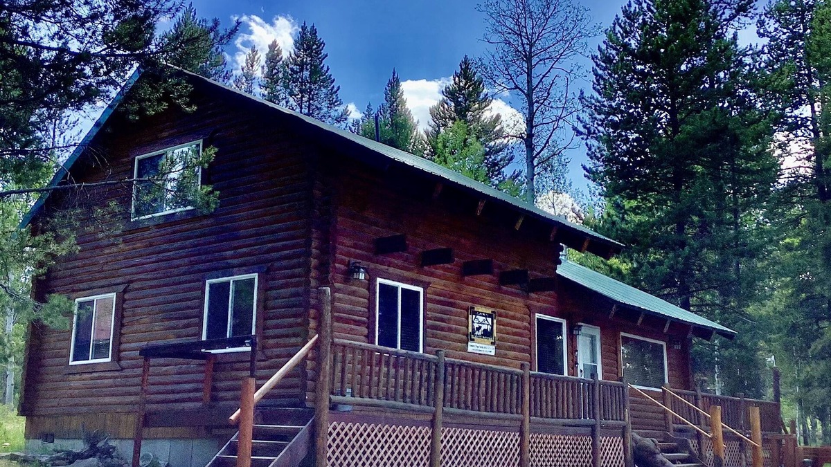 Island Park Cabin | Mighty Moose Log Cabin, 20 Minutes to W Yellowstone, Fishing, Sleeps 10.