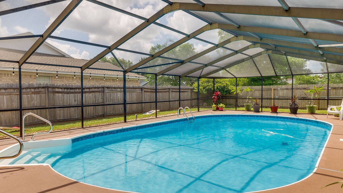 Milton House | 'Mike’s Place' Spacious Home, Private Yard & Pool