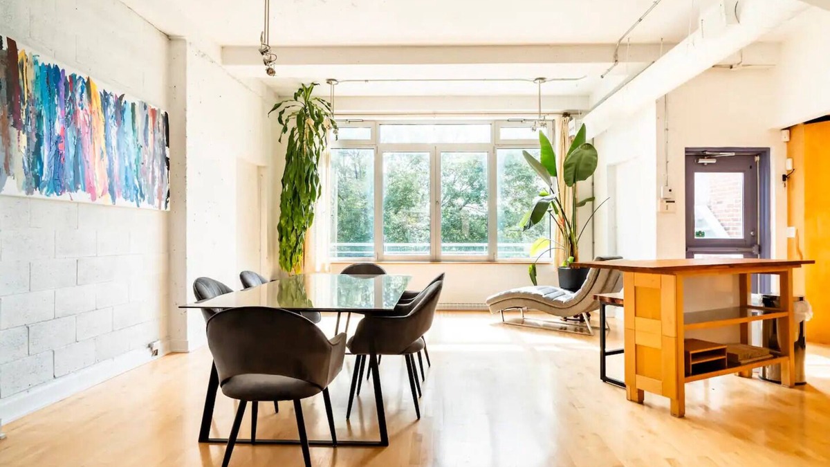 Mile End Apartment | Mile End - Huge Bright & Modern Loft Suite - King Bed - Parking - High Ceiling
