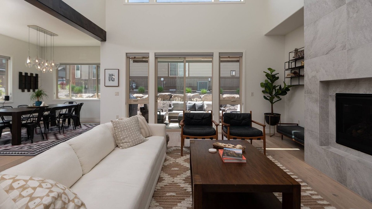 Bend House | Milepost Manor | 5bdrm sleeps 11 | 10 to Bend 20 to Bachelor | 7pp Hot Tub