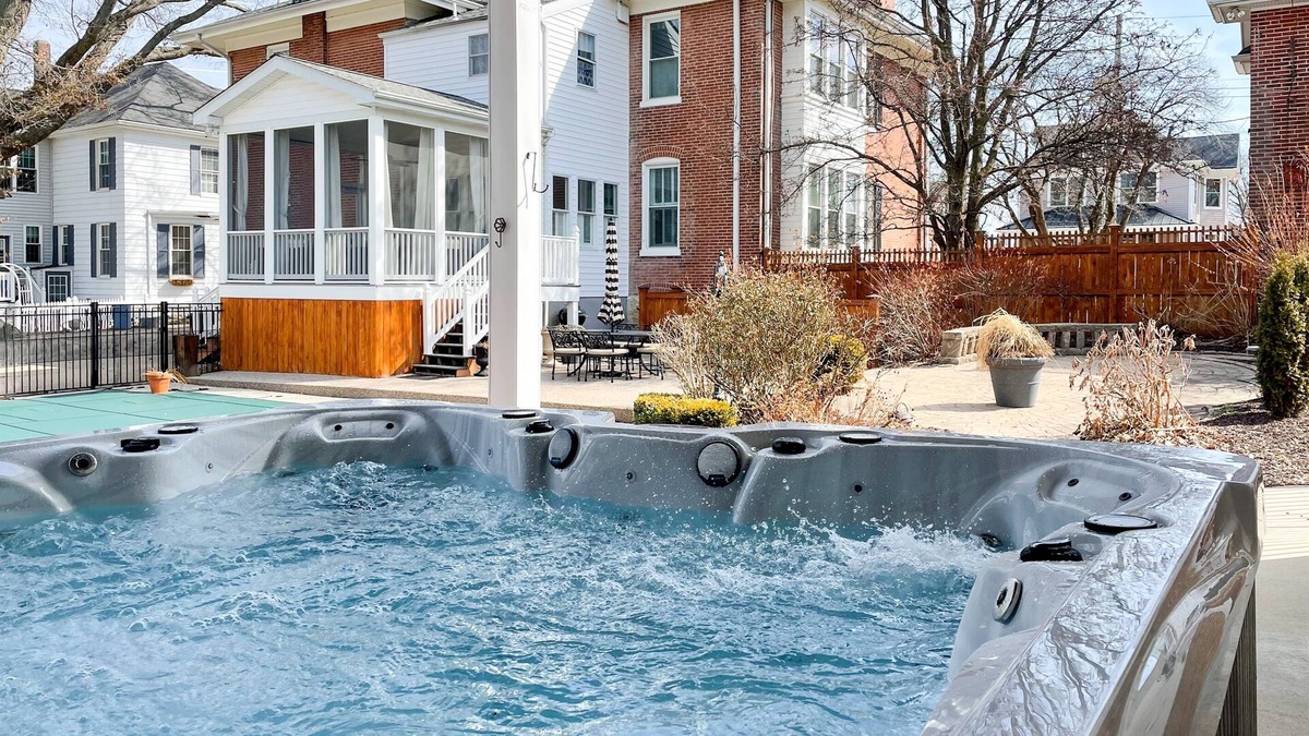 Washington House | Mill Haus - Heated Swimming Pool, Hot Tub, Dog Friendly, Downtown