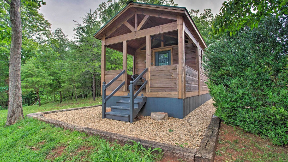 Mill Spring Cabin | Mill Spring Cabin Near Parker-Binns Winery!