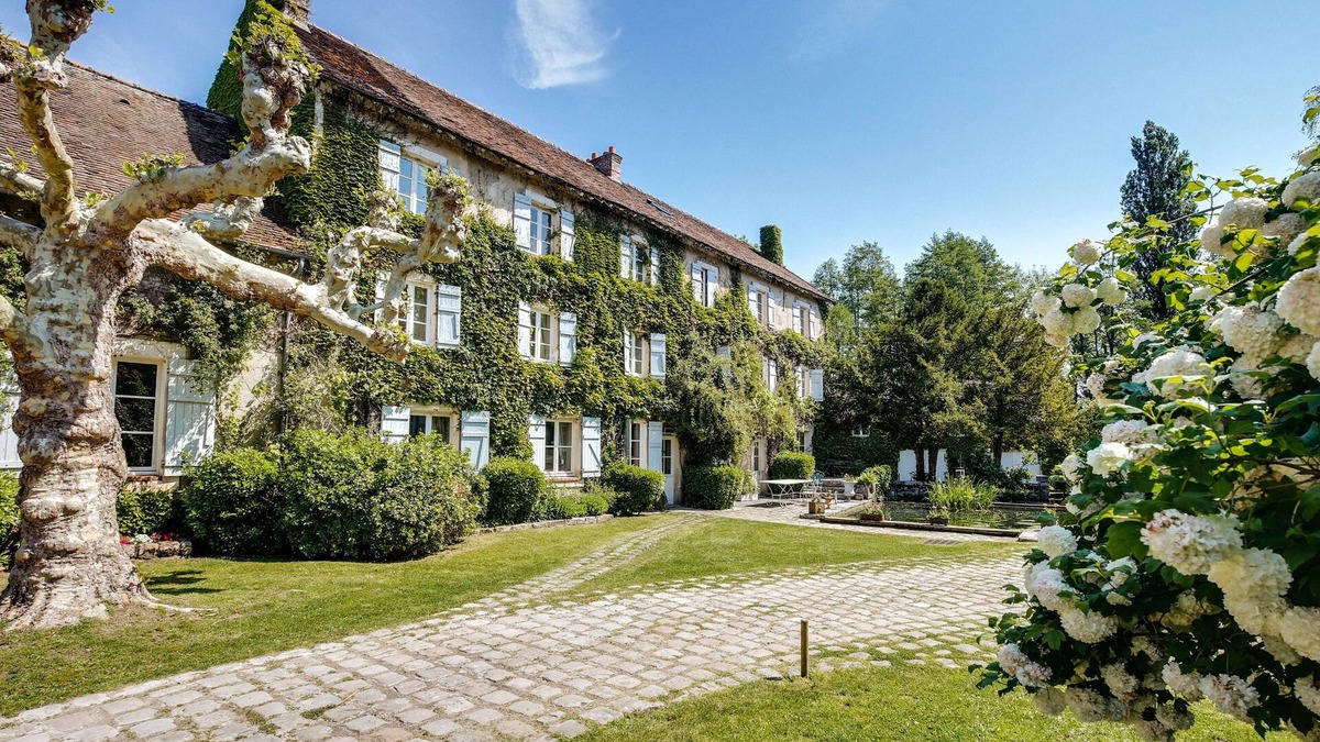 Treuzy-Levelay House | Mill XVIII th near Fontainebleau Swimming pool 16+ beds