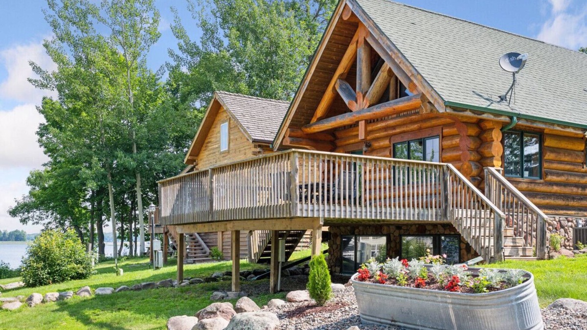 Isle Cabin | Mille Lacs Cabin on lake, near trails and casino - Black Bear