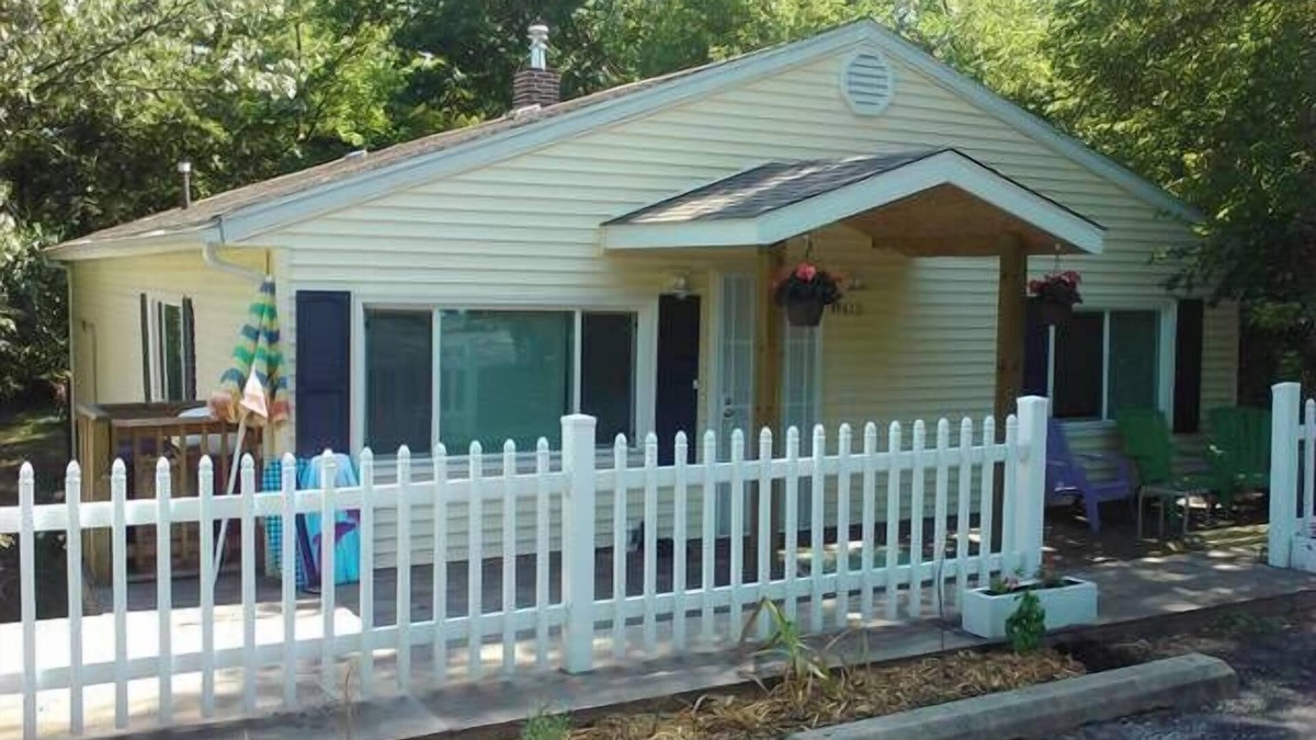 Miller Beach House | Miller Beach: Spacious 3K SQ FT (3 BR/3BA) Cottage: LONG-TERM & MONTHLY RENTAL