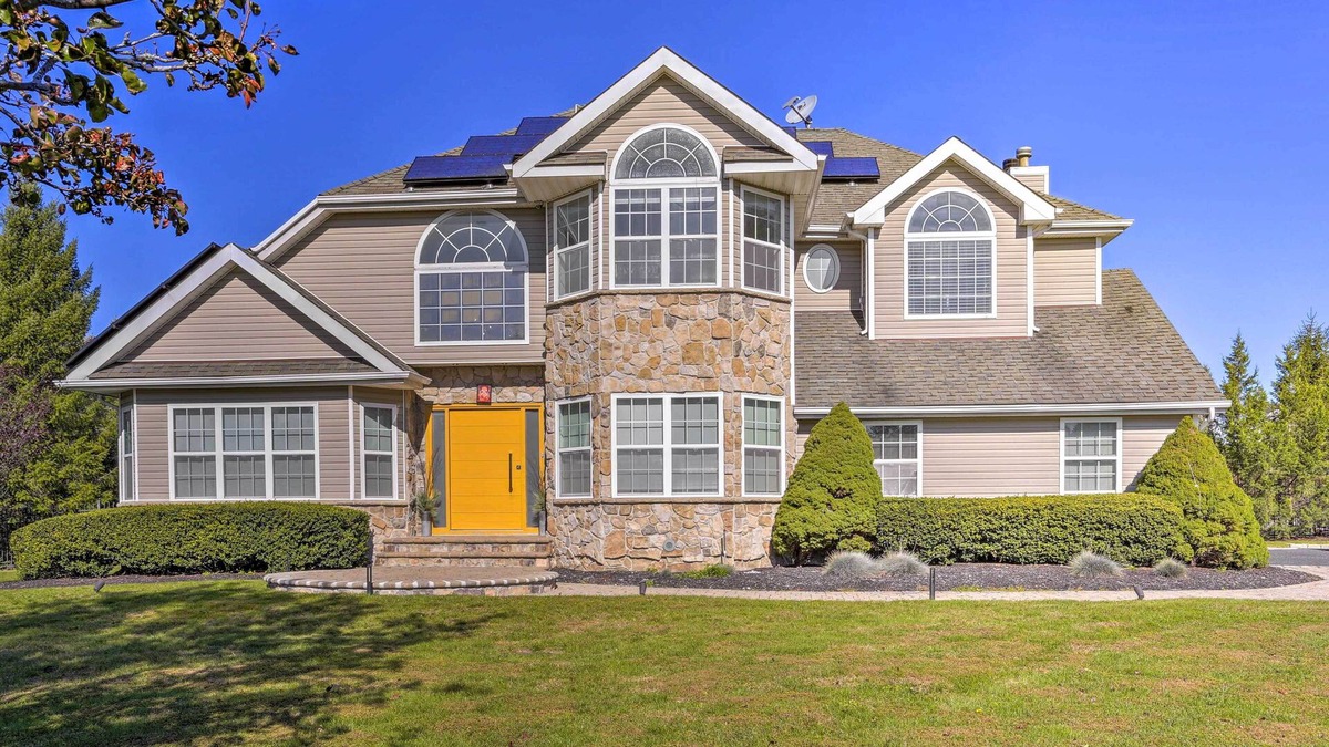 Miller Place Villa | Miller Place Getaway w/ Pool ~ 4 Mi to Beach!