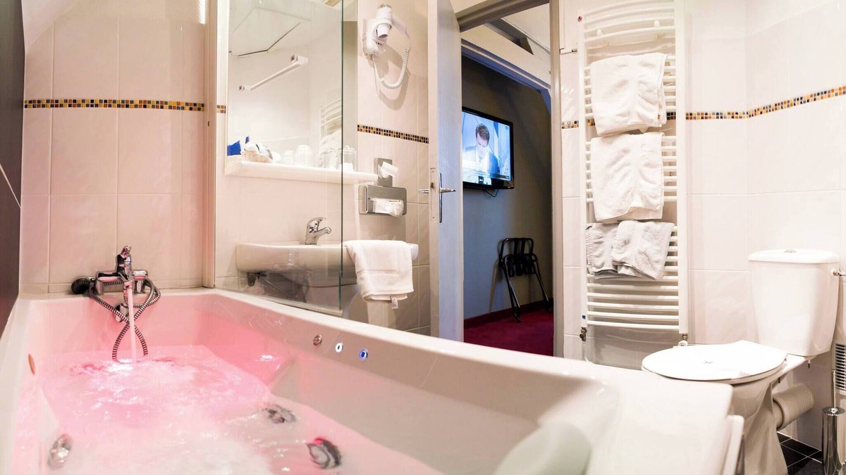 Seclin House | Millesime Room with Bathtub - 1