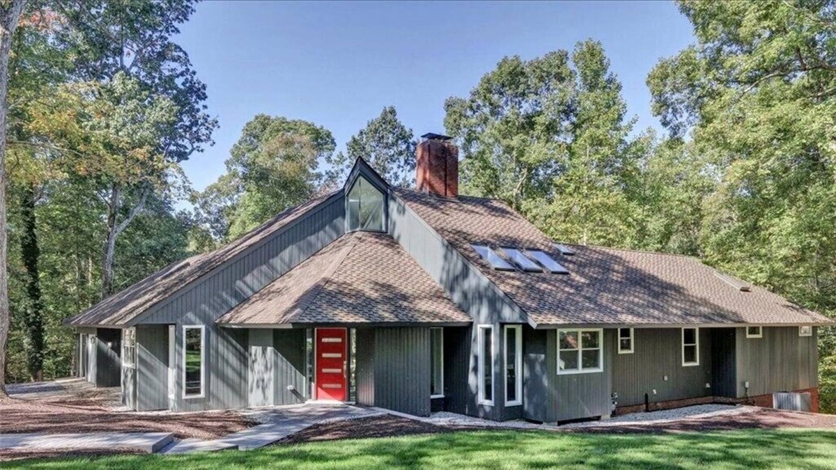 Tuckahoe House | Million-dollar home in uscale Mooreland Farms neighborhood