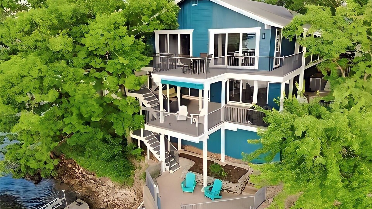 Lake Ozark House | Million Dollar Ozark Oasis - On the water, walk to restaurants/bars & new dock!
