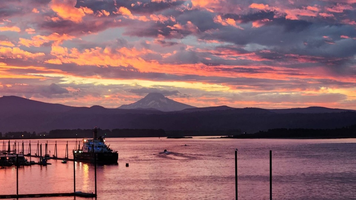 Camas Apartment | Million dollar view- Columbia River and Mt Hood, Private entrance