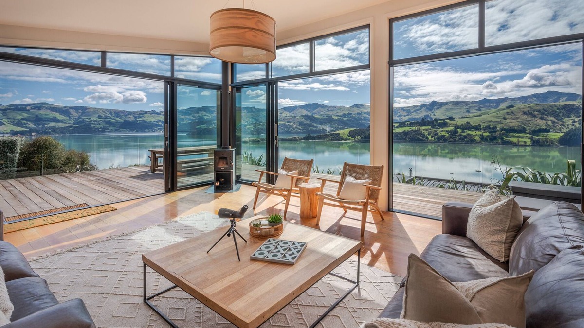 Akaroa House | Million Dollar View - Takamatua Holiday Home