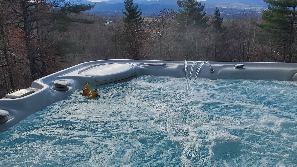 Mendon House | Million Dollar View with 7 Person Hot Tub. 75" TV pool table and air hockey