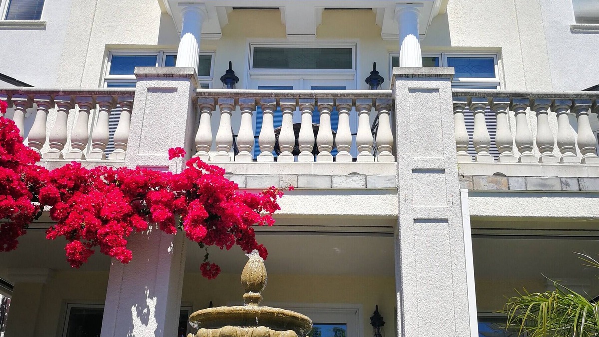 Upper Rockridge House | Million Dollard View Private 2 Bedroom Garden Suite