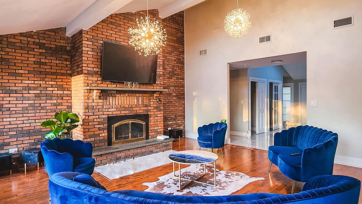 Chester House | Millionare Mansion w/Lrg Hot Tub on 1.5 Acres - fun activities all around!