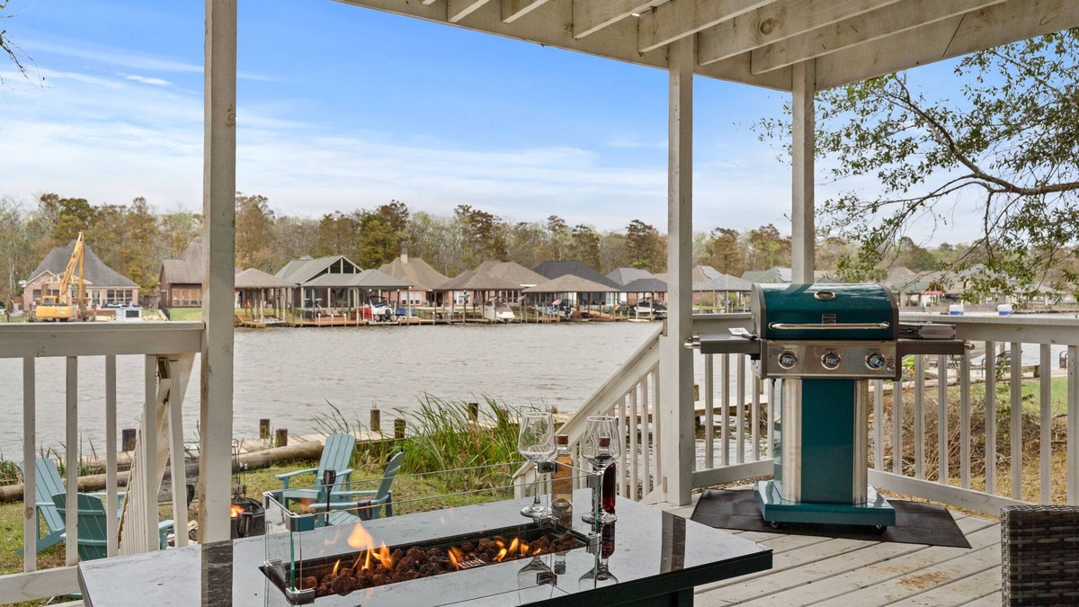 Maurepas House | MILLON DOLLAR VIEWS/HOT TUB/LAKEFRONT