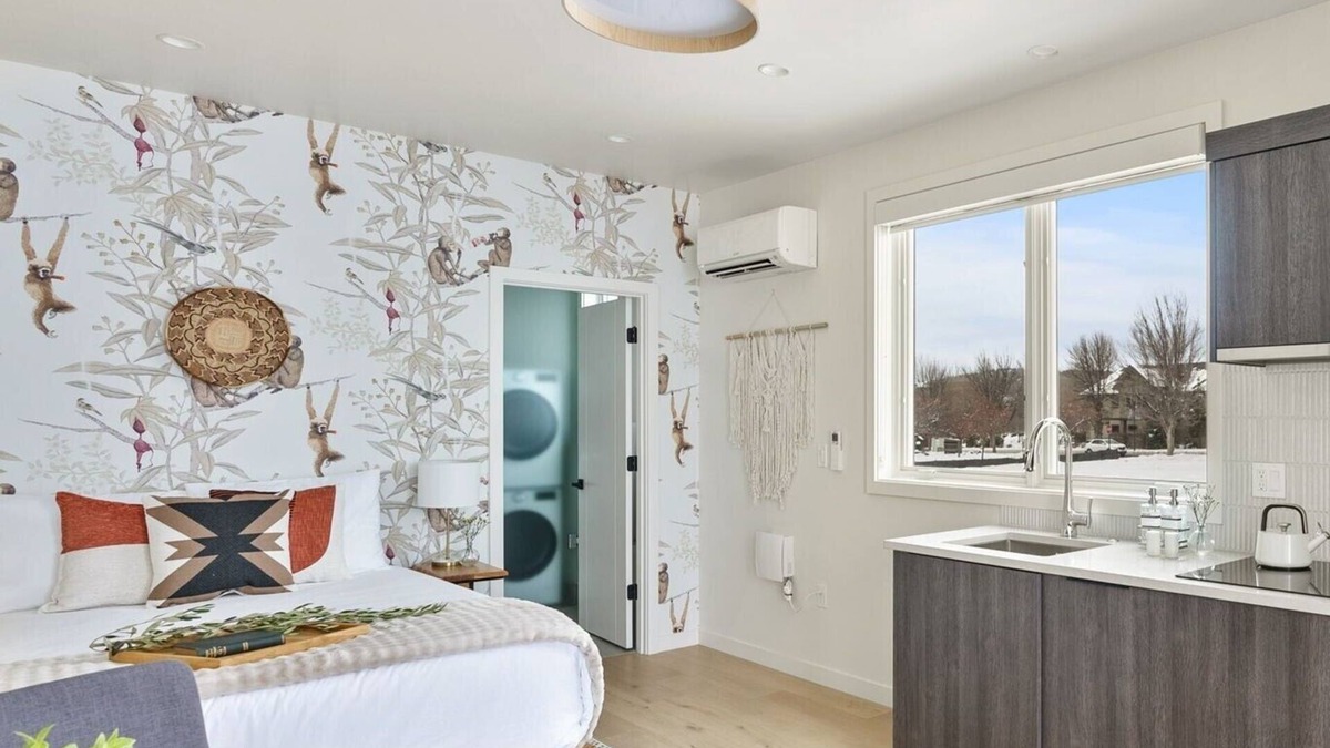 Southern Crossing Apartment | Millpointe Studio 1.0 - Where Luxury Meets Location -Steps to Concerts, Old Mill