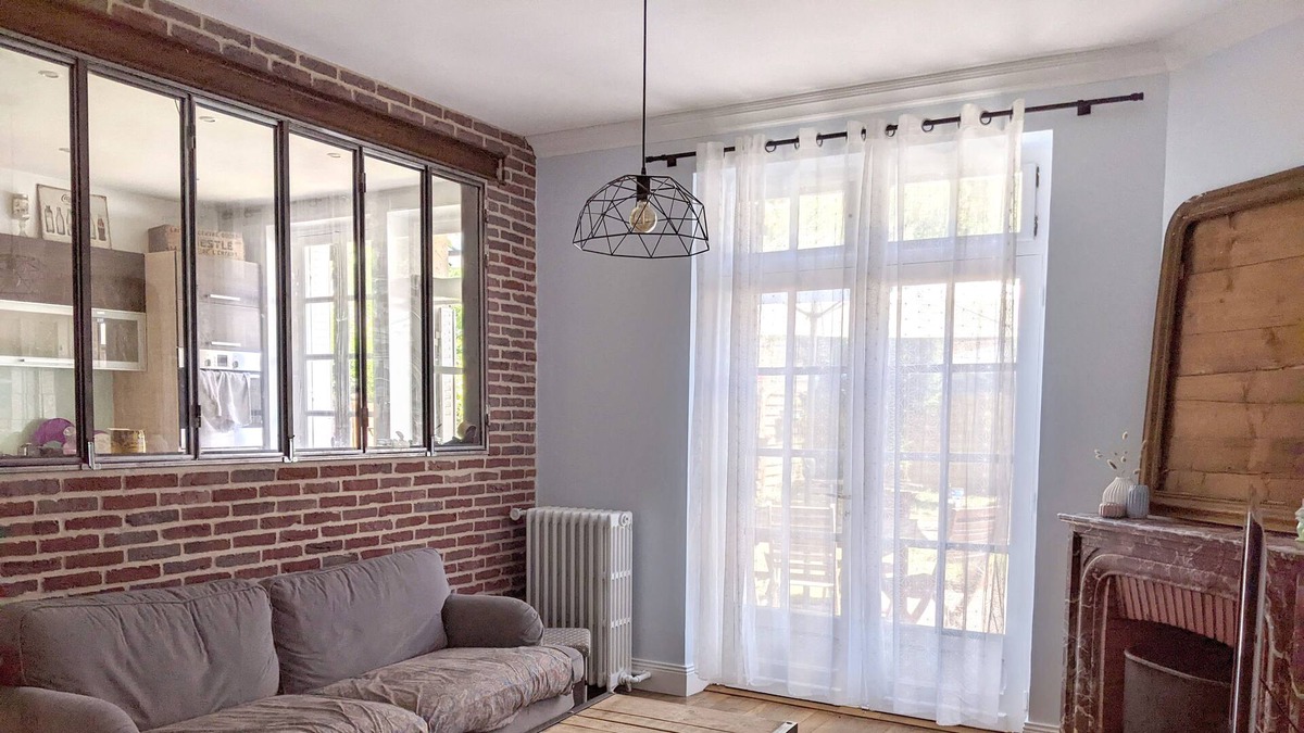 Mery-sur-Oise House | Millstone house with garden