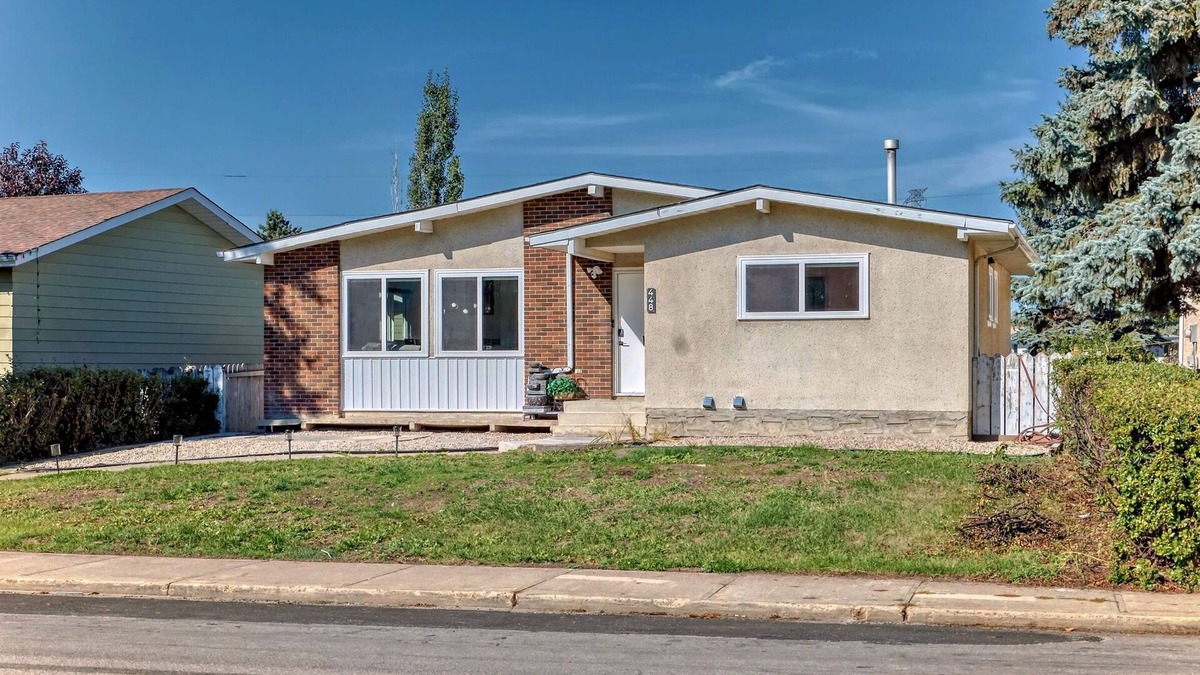 Southeast Edmonton House | Millwoods | Sleeps 8 | Newly Renovated | AC | Near South Edmonton Common