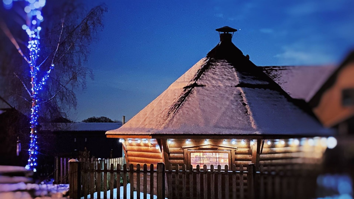 Burton on Trent Cabin | Milne’s Corner luxury Yurt at Peake’s Retreats glampsite. Sleeps 6 with hot tub