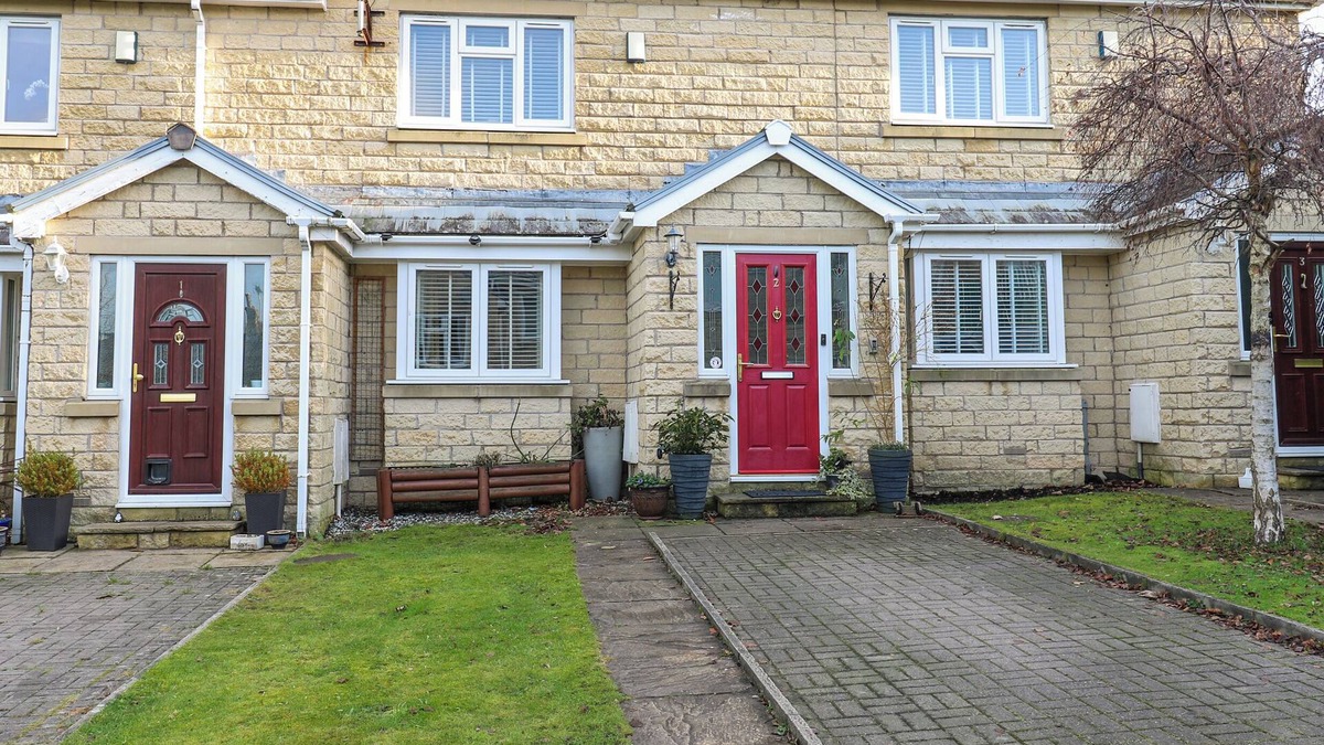 Padfield Cottage | MILO'S LODGE, pet friendly, with hot tub in Glossop